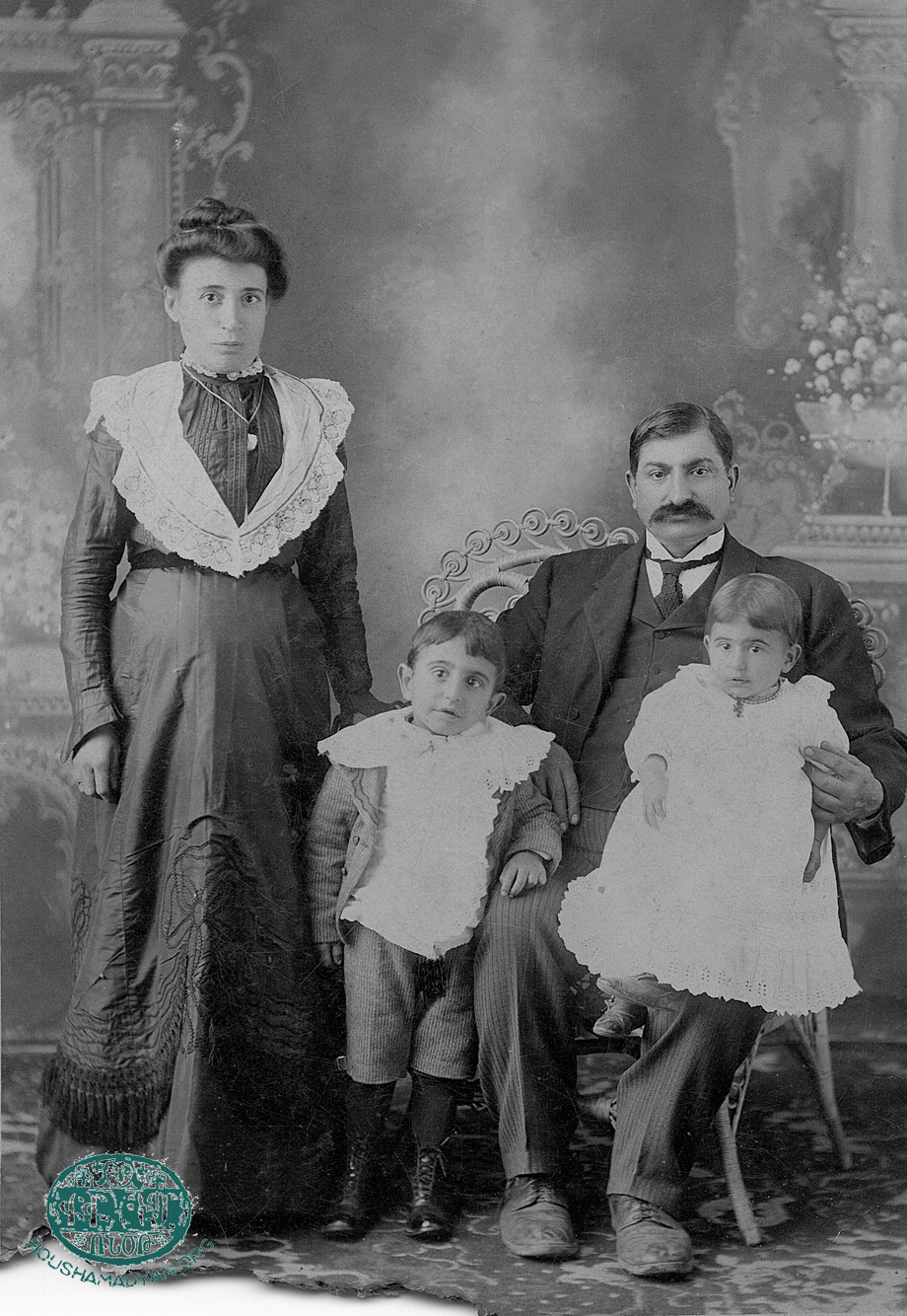Ֆրեզնօ, Յունուար 1906. Պաղտասարեան ընտանիքը։ Ձախէն աջ՝ Վարդենի, Աւետիս, Զարուհի, Պաղտասար