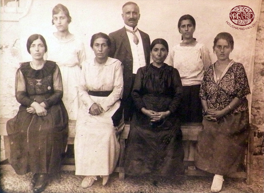 Dörtyol Yetimhanesi-Okulu için çabalayan hayırsever kadınlar komisyonu. İkinci sırada ortada duran kişi Mikayel Natanyan (Kaynak; Nubaryan Kitaplığı Paris)