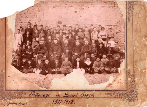 Մեզիրէ. քափուչիններու դպրոցին 1911-1912 տարեշրջանի աշակերտները եւ քափուչին հայրեր