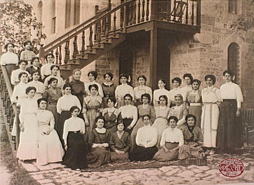 Մարաշ, ca 1911-12. ամերիկեան աղջկանց Գոլէճի հայ աշակերտուհիները (Աղբիւր՝ Միհրան Մինասեանի հաւաքածոյ)