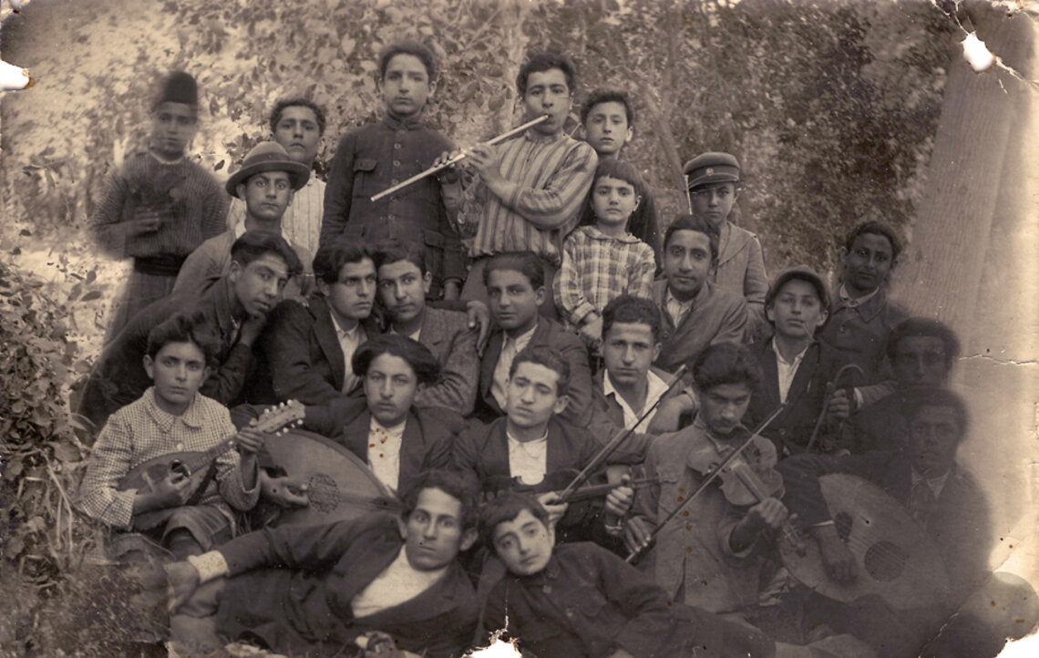 Հալէպ, 1924. այնթապցի գաղթականներէ կազմուած պատանիներու խումբ մը երաժշտական տարբեր գործիքներով (Ս. Տէր Մկրտիչեանի հաւաքածոյ)